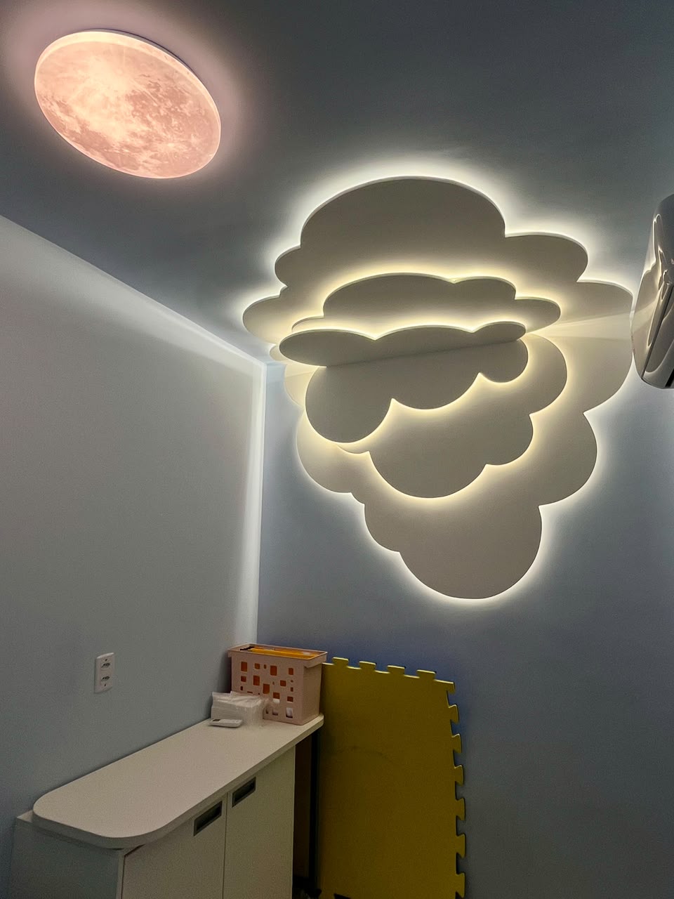 Detalhe do ambiente terapêutico com acolhimento visual